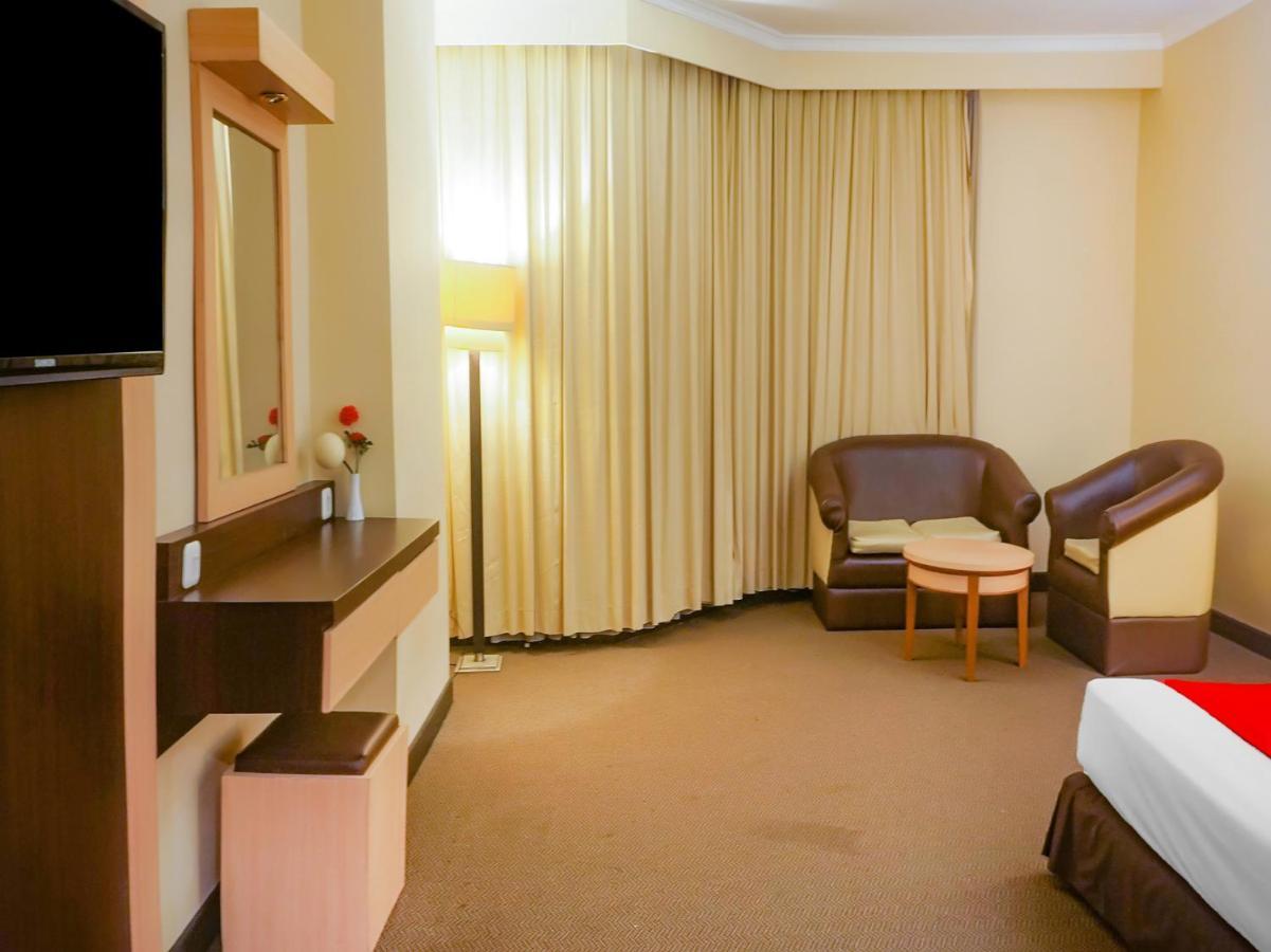 Oyo 3967 Hotel Pantai Wisata Макасар Екстериор снимка